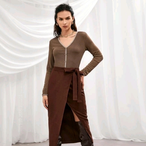 🆕️Contrast V-neck Long Sleeve - Picture 3 of 3